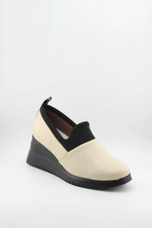 Wonders Slip-On Textured Platform Loafers